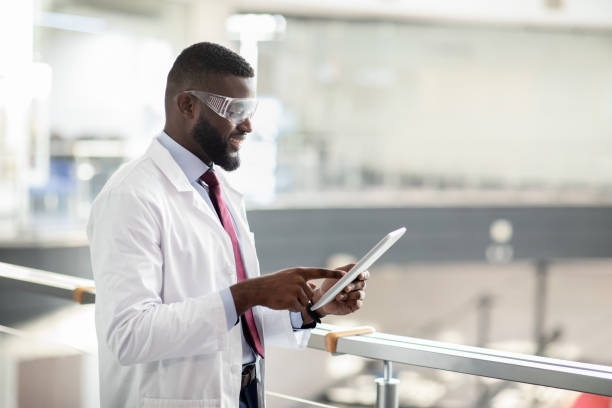 pós-graduação ead homem mulher negro negra preto preta mestrado doutorado cientista O ensino por investigação é uma metodologia que visa promover à experiência de realizar atividades de cunho investigativo